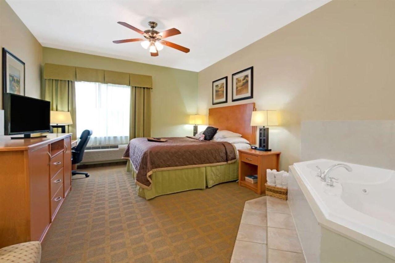Super 8 By Wyndham Austin/Airport North Hotel Exterior photo